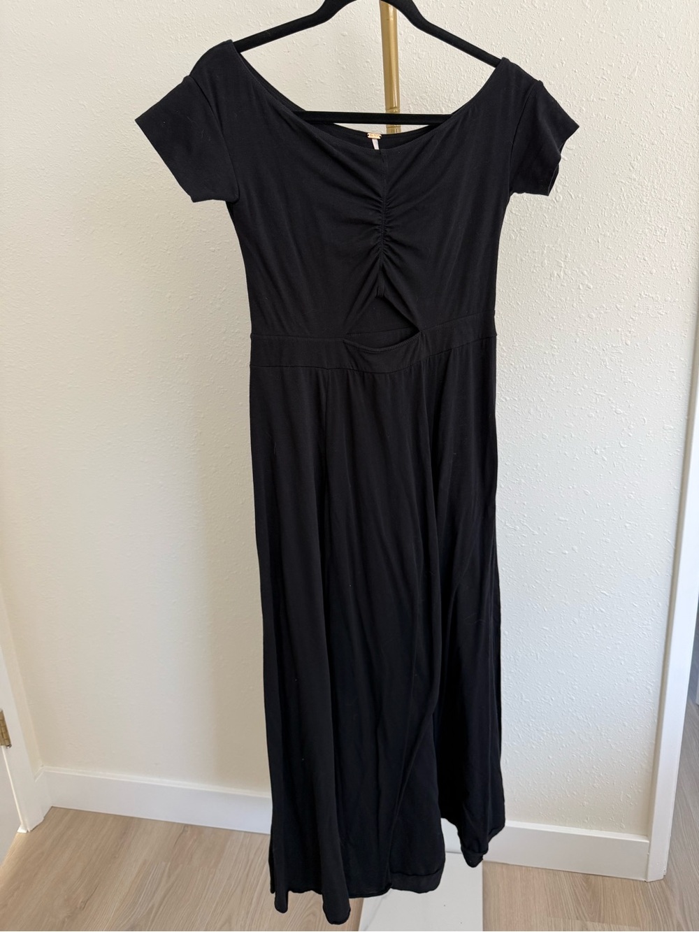 Free People Black Short-Sleeve cutout Ruched Midi Dress- Medium